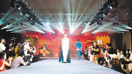 传统文化与人工智能在文艺创作中的鄂军丰收